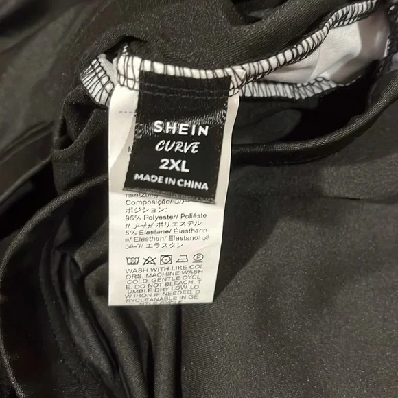 💚 #2568 SHEIN CURVE Black Shorts with Checkered Trim - Picture 5 of 6